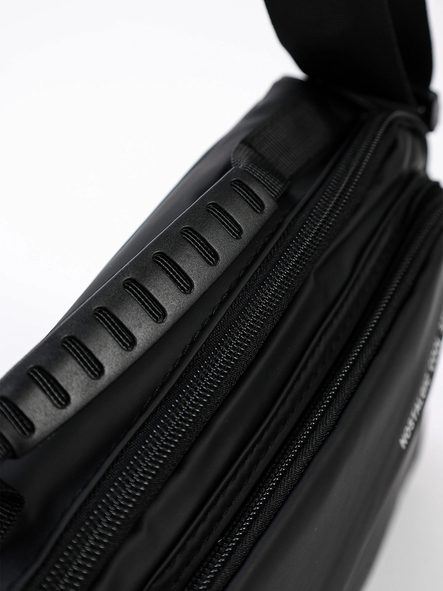 Сумка средняя черного цвета через плечо